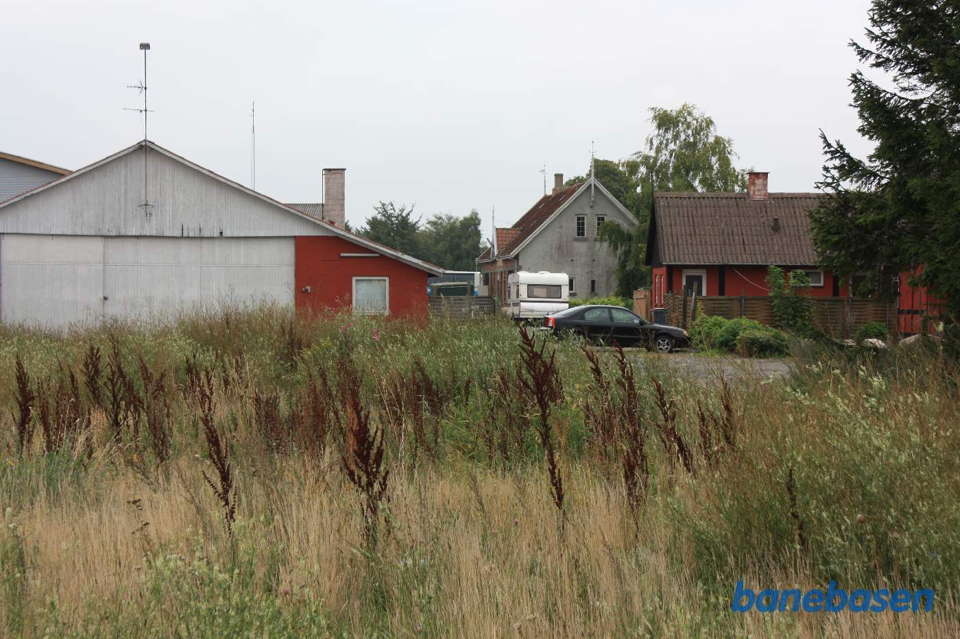 Stationsbygningen set fra banen Stationsbygningen set fra banen