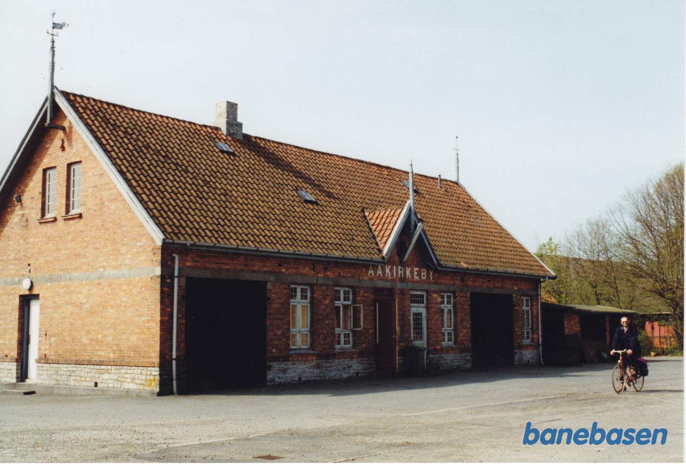 Stationen set fra banen med cyklist Stationen set fra banen med cyklist