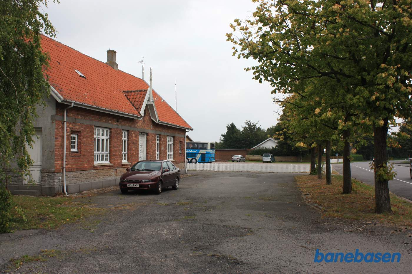 Stationsbygningen set fra vejen