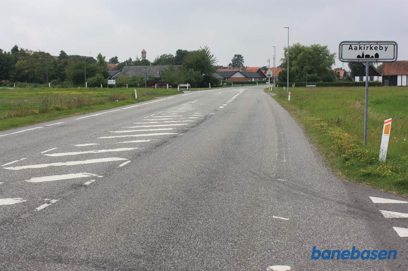 Her krydsede banen over hovedvej 38. Nexø til venstre og Rønne til højre Her krydsede banen over hovedvej 38. Nexø til venstre og Rønne til højre