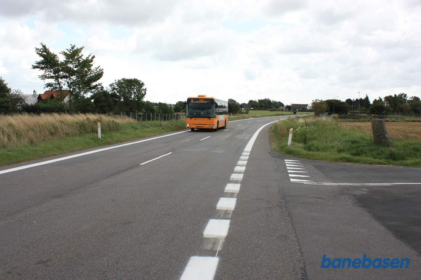 Her krydsede banen over Nybyvej. Bussen markerer stedet. Rønne til venstre og Nexø til højre