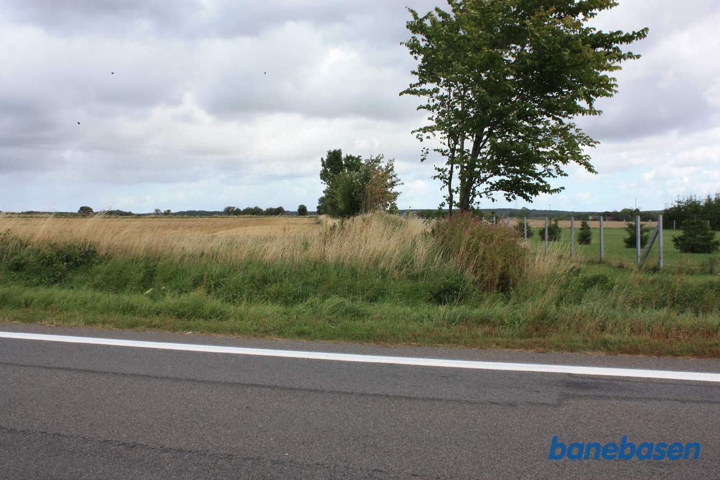 Her krydsede banen over Nybyvej. Vi kigger mod Rønne Her krydsede banen over Nybyvej. Vi kigger mod Rønne