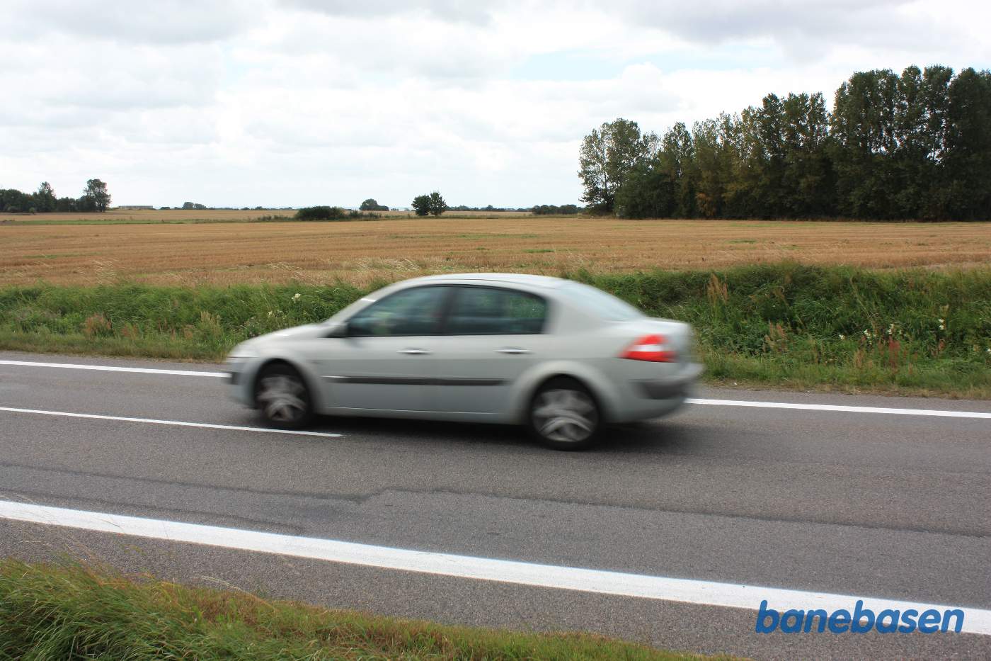 Her krydsede banen over Nybyvej. Vi kigger mod Nexø Her krydsede banen over Nybyvej. Vi kigger mod Nexø