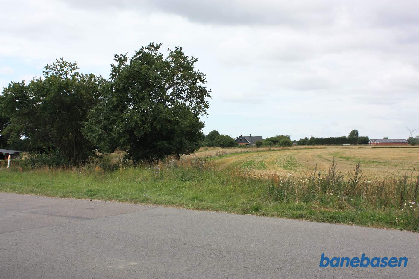 Banen løb i en stor bue ud over markerne mod højre i retning mod Rønne Banen løb i en stor bue ud over markerne mod højre i retning mod Rønne