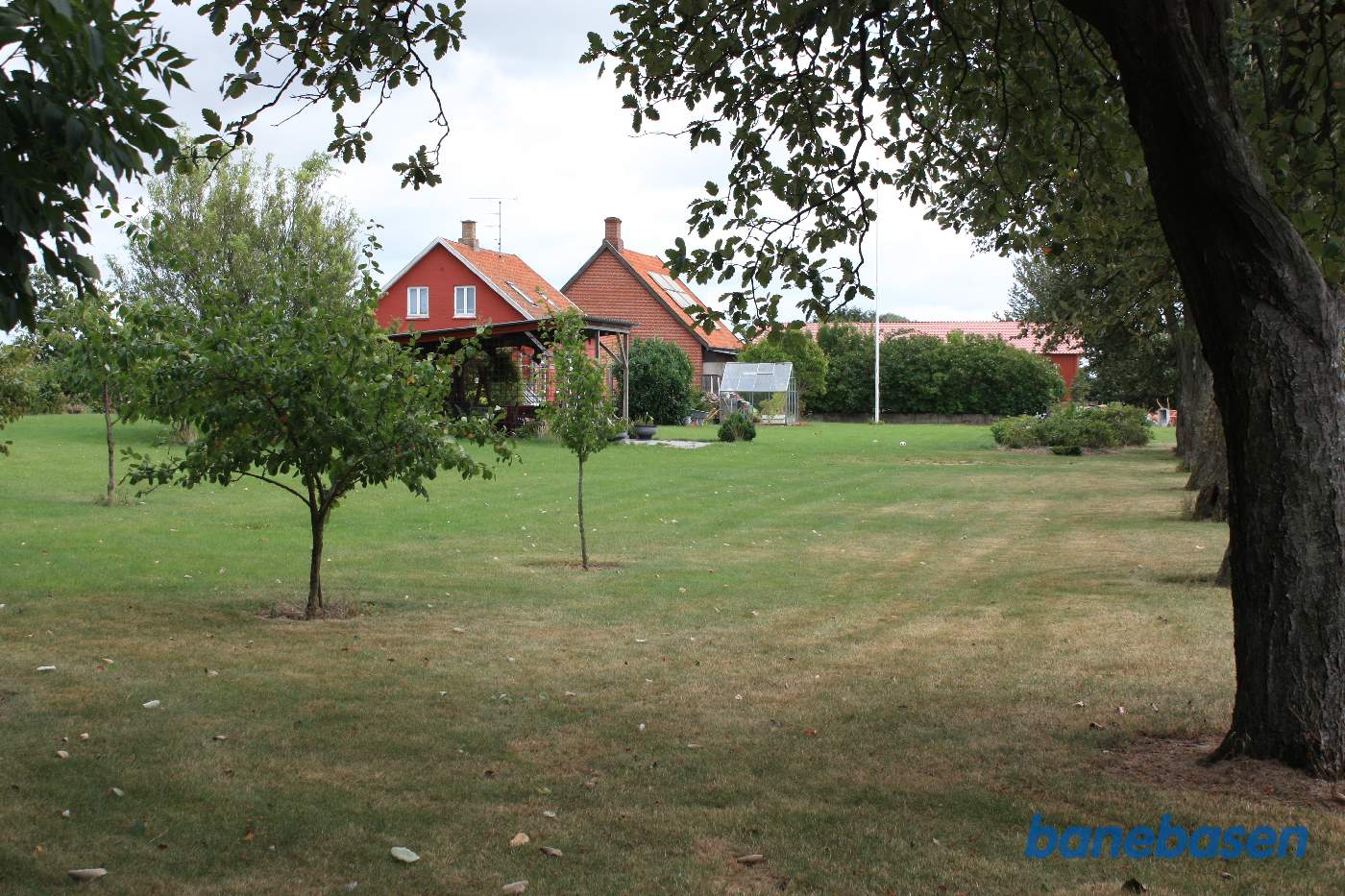 Stationsbygningen, det røde hus midt i billedet, set fra banen der gik til højre for husene Stationsbygningen, det røde hus midt i billedet, set fra banen der gik til højre for husene