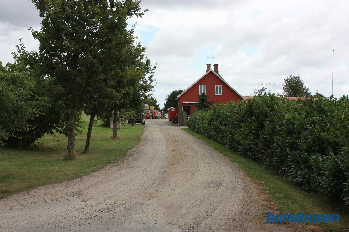 Et kig ned ad vejen til stationen, den røde bygning til højre for vejen Et kig ned ad vejen til stationen, den røde bygning til højre for vejen