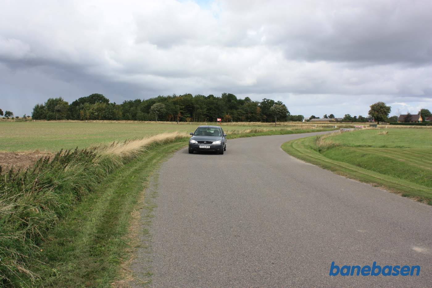 Vi er på Dalegårdsvej og bilen markerer hvor banen krydsede vejen, Rønne til venstre og Nexø til højre Vi er på Dalegårdsvej og bilen markerer hvor banen krydsede vejen, Rønne til venstre og Nexø til højre