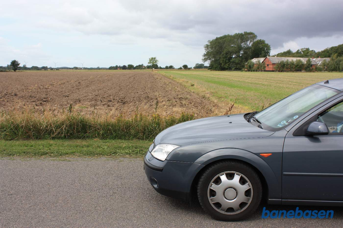 Vi er på Dalegårdsvej og bilen markerer hvor banen krydsede vejen, vi ser i retning mod Rønne Vi er på Dalegårdsvej og bilen markerer hvor banen krydsede vejen, vi ser i retning mod Rønne