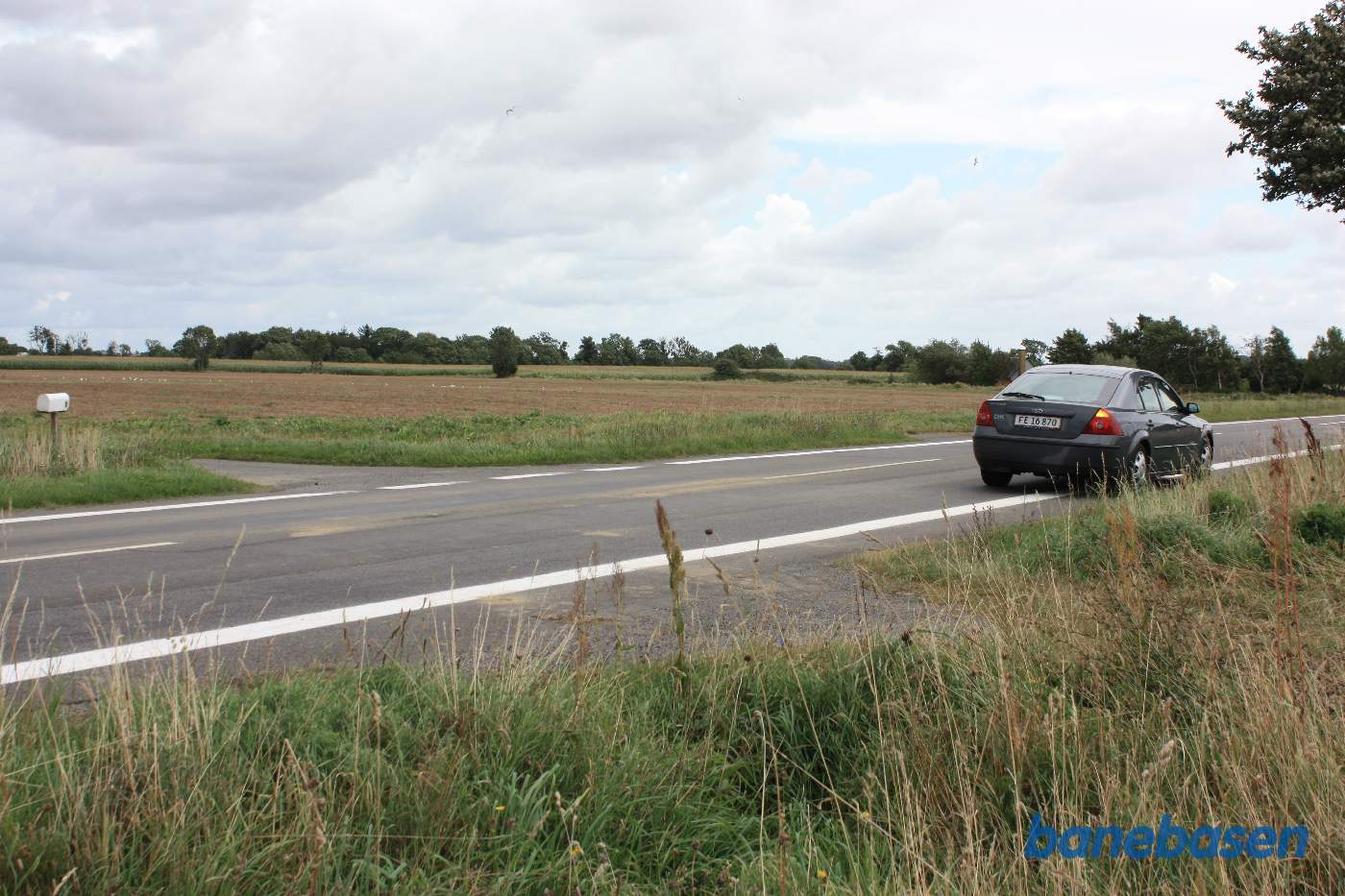 Vi er på Grammegårdsvej og bilen markerer hvor banen krydsede vejen, vi kigger i retning mod Nexø