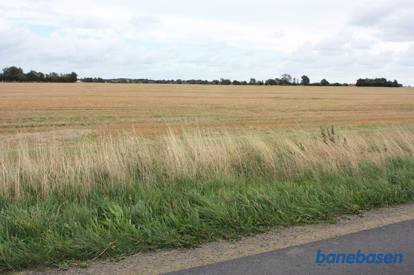 Vi er på Hegnedevejen, hvor banen krydsede vejen. Vi ser mod Nexø
