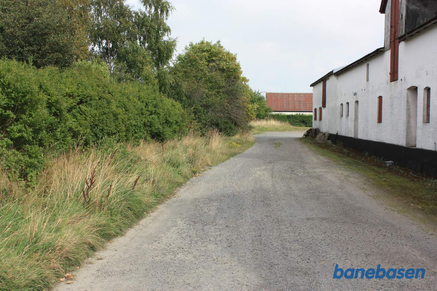 Vi er på Pedersker Hovedgade og her fortsatte banen mod Nexø Vi er på Pedersker Hovedgade og her fortsatte banen mod Nexø