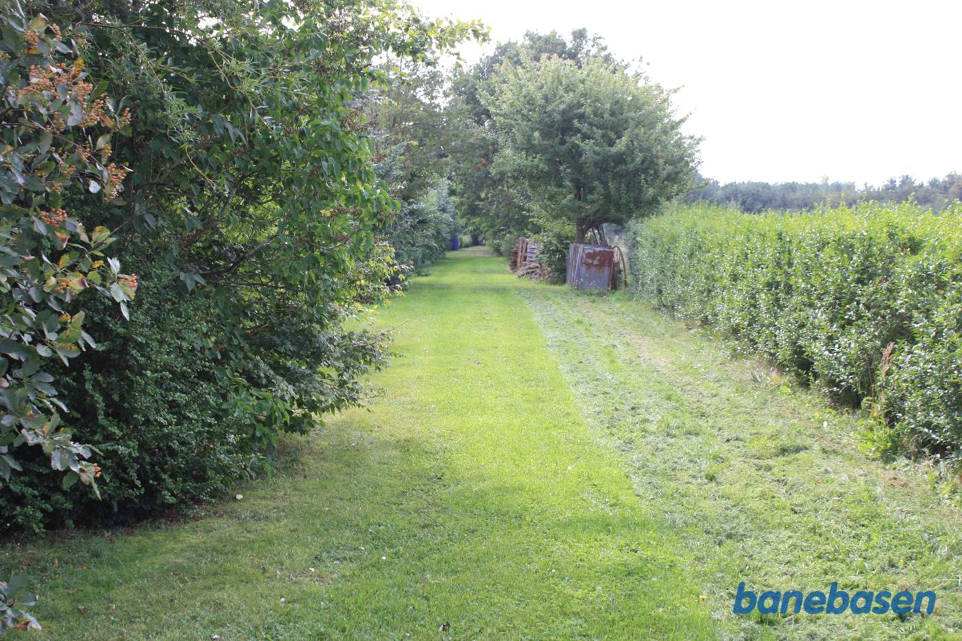 I Pedersker er lidt af tracéen bevaret som sti, her kigger vi mod Rønne I Pedersker er lidt af tracéen bevaret som sti, her kigger vi mod Rønne