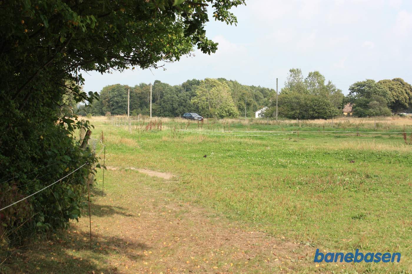 I Pedersker er lidt af tracéen bevaret som sti, men ender her. Bilen markerer hvor banen krydsede Pederskervejen. Vi kigger mod Nexø