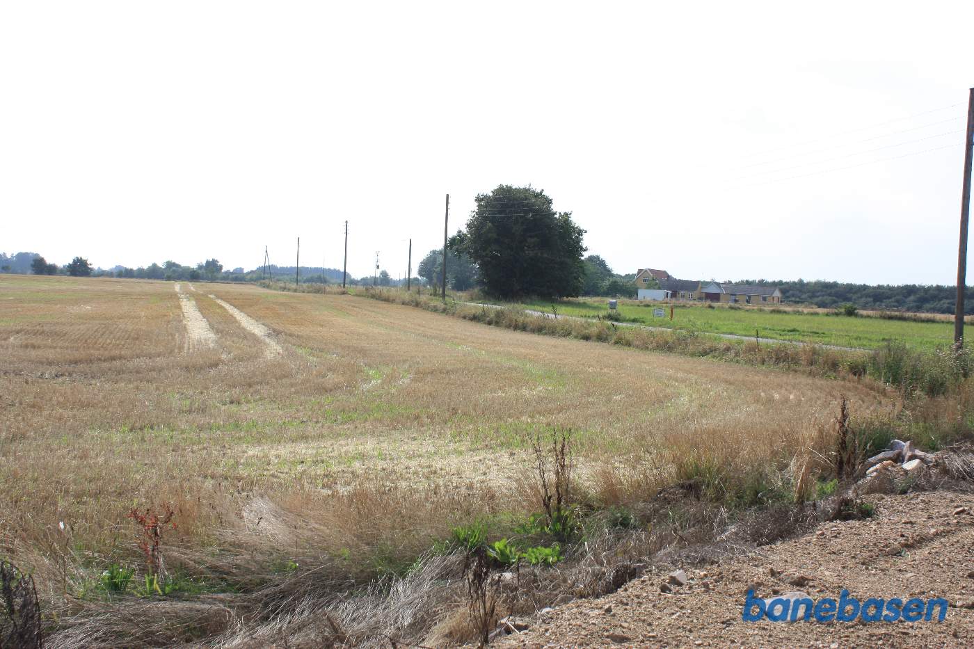 Vi kigger i retning mod Rønne og banen kom ud til venstre for de store træer midt i billedet