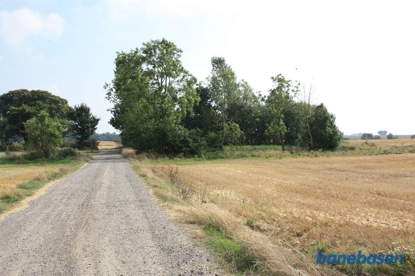 Banen krydsede grusvejen ind til den store gård til venstre. Nexø til venstre og Rønne til højre