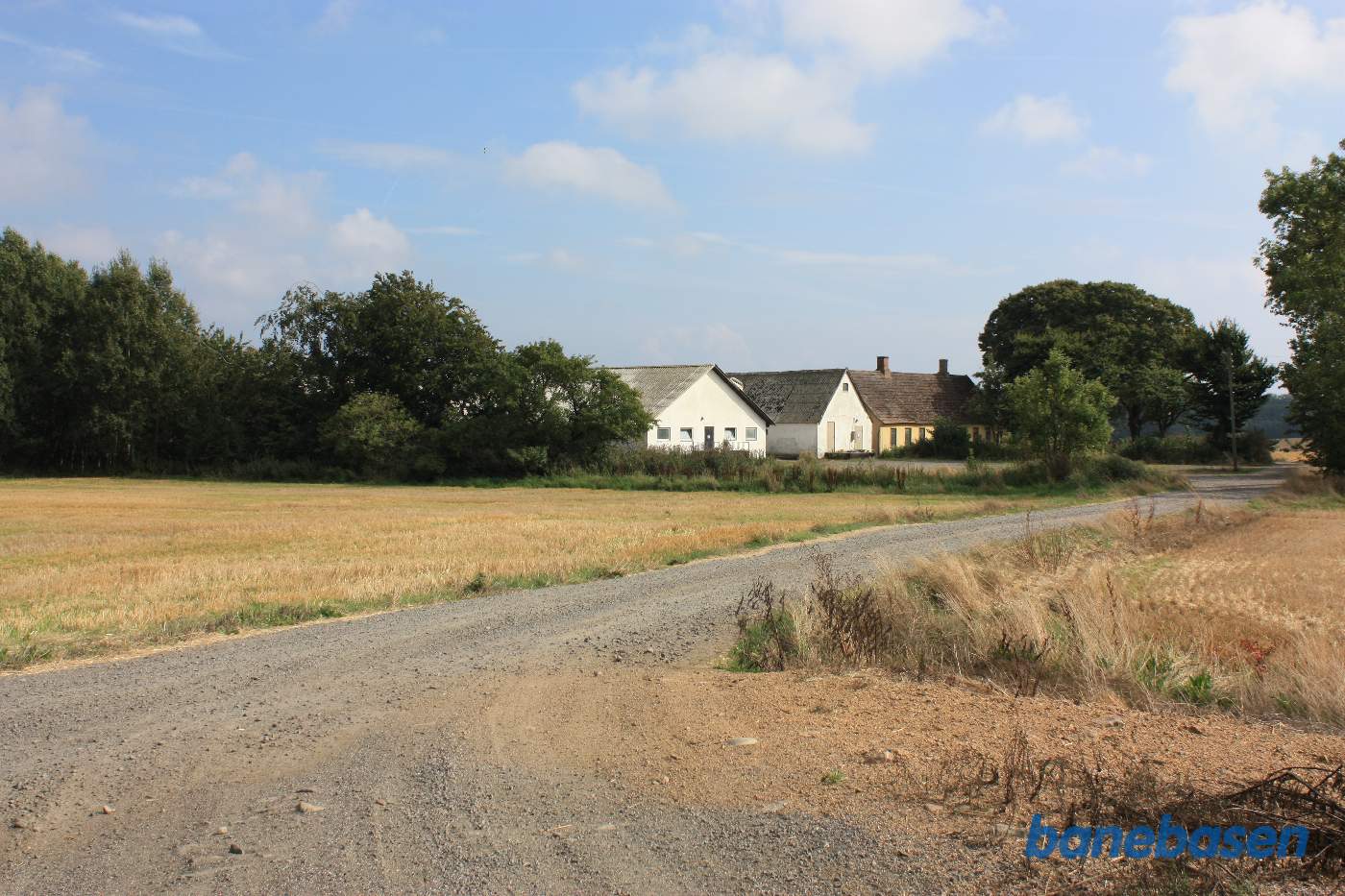 Banen krydsede grusvejen ind til den store gård til venstre. Nexø til venstre og Rønne til højre