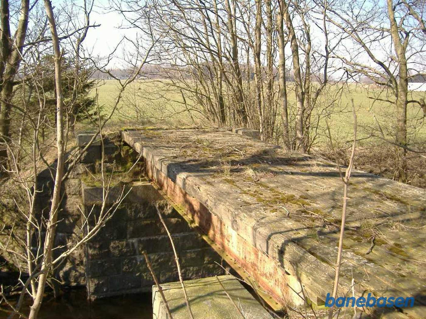 Banen krydsede Øle Å på denne bro, vi ser i retning af Rønne Banen krydsede Øle Å på denne bro, vi ser i retning af Rønne