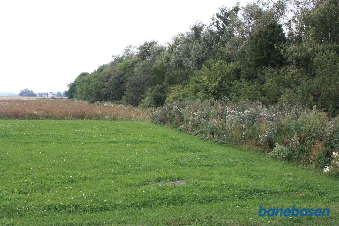 Vi er på Brandsgårdsvejen og kigger mod Rønne. Pilemølle station ligger inde bag de mange træer Vi er på Brandsgårdsvejen og kigger mod Rønne. Pilemølle station ligger inde bag de mange træer