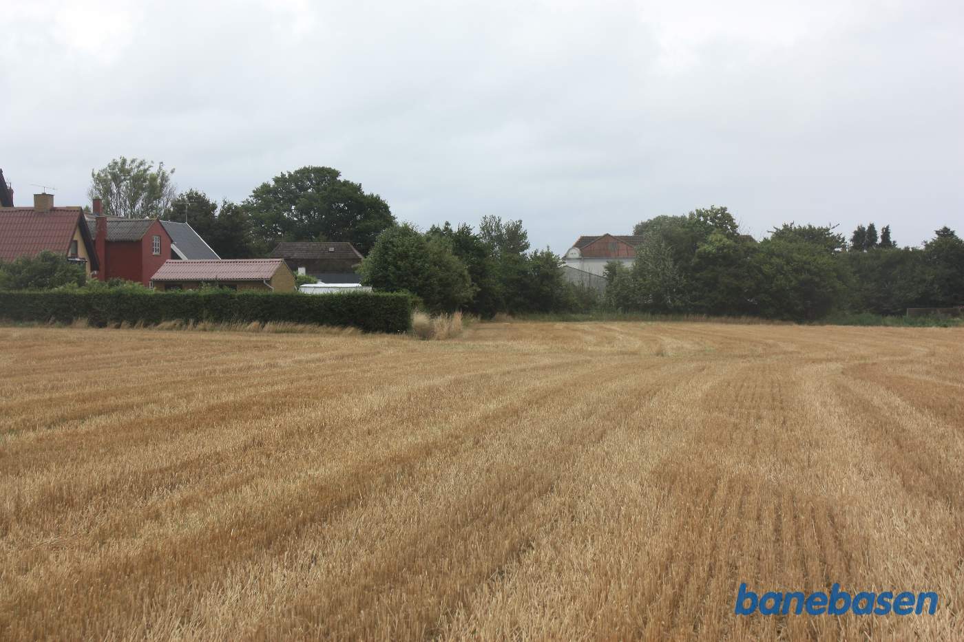 Banen løb til højre for hækken og ind i byen, hvor træerne nu står Banen løb til højre for hækken og ind i byen, hvor træerne nu står