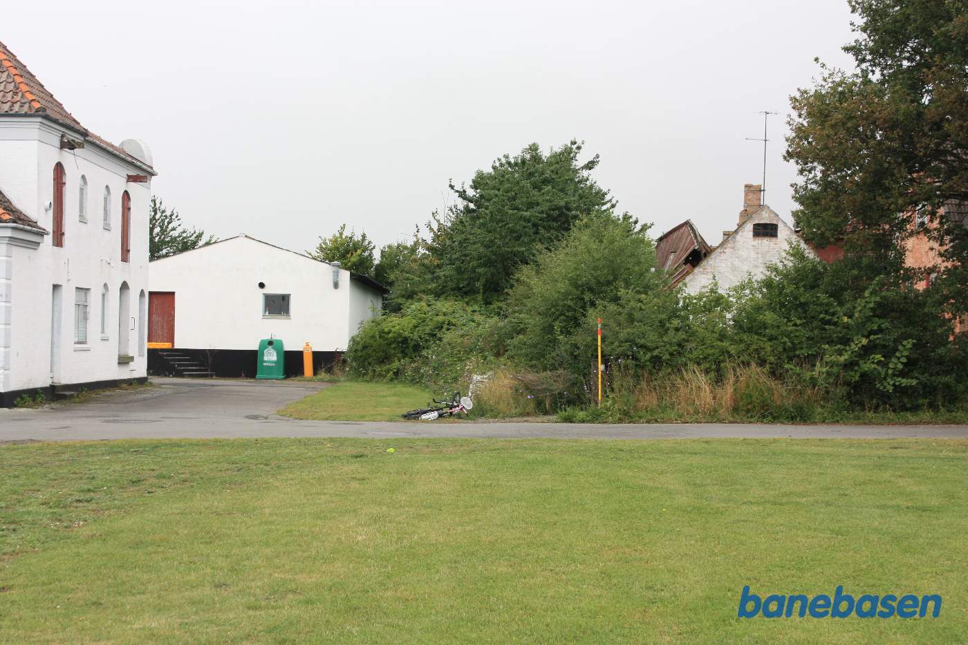 Vi er inde i Bodilsker og kigger mod Rønne, hvor banen kom ind lige til højre for den hvide lagerbygning. Den væltede cykel markerer hvor banen krydsede Vangsbovej Vi er inde i Bodilsker og kigger mod Rønne, hvor banen kom ind lige til højre for den hvide lagerbygning. Den væltede cykel markerer hvor banen krydsede Vangsbovej