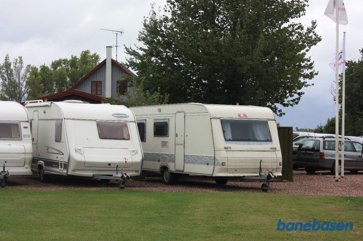 Vi er inde i Bodilsker og kigger mod Nexø. Stationsbygningen ses bag campingvognene. Sporarealet lå der hvor den store campingvogn midt i billedet holder Vi er inde i Bodilsker og kigger mod Nexø. Stationsbygningen ses bag campingvognene. Sporarealet lå der hvor den store campingvogn midt i billedet holder