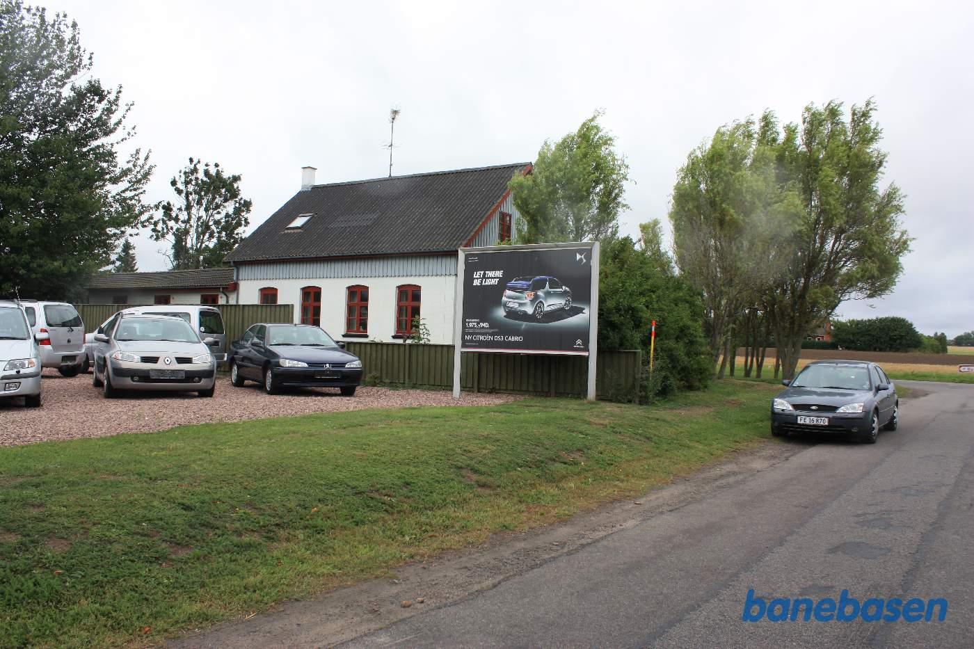 Stationen set fra banesiden. Bilen og skiltet markerer hvor banen krydsede over Vangsbovej Stationen set fra banesiden. Bilen og skiltet markerer hvor banen krydsede over Vangsbovej