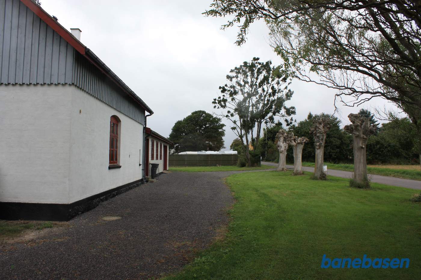 Stationen set fra vejen Stationen set fra vejen