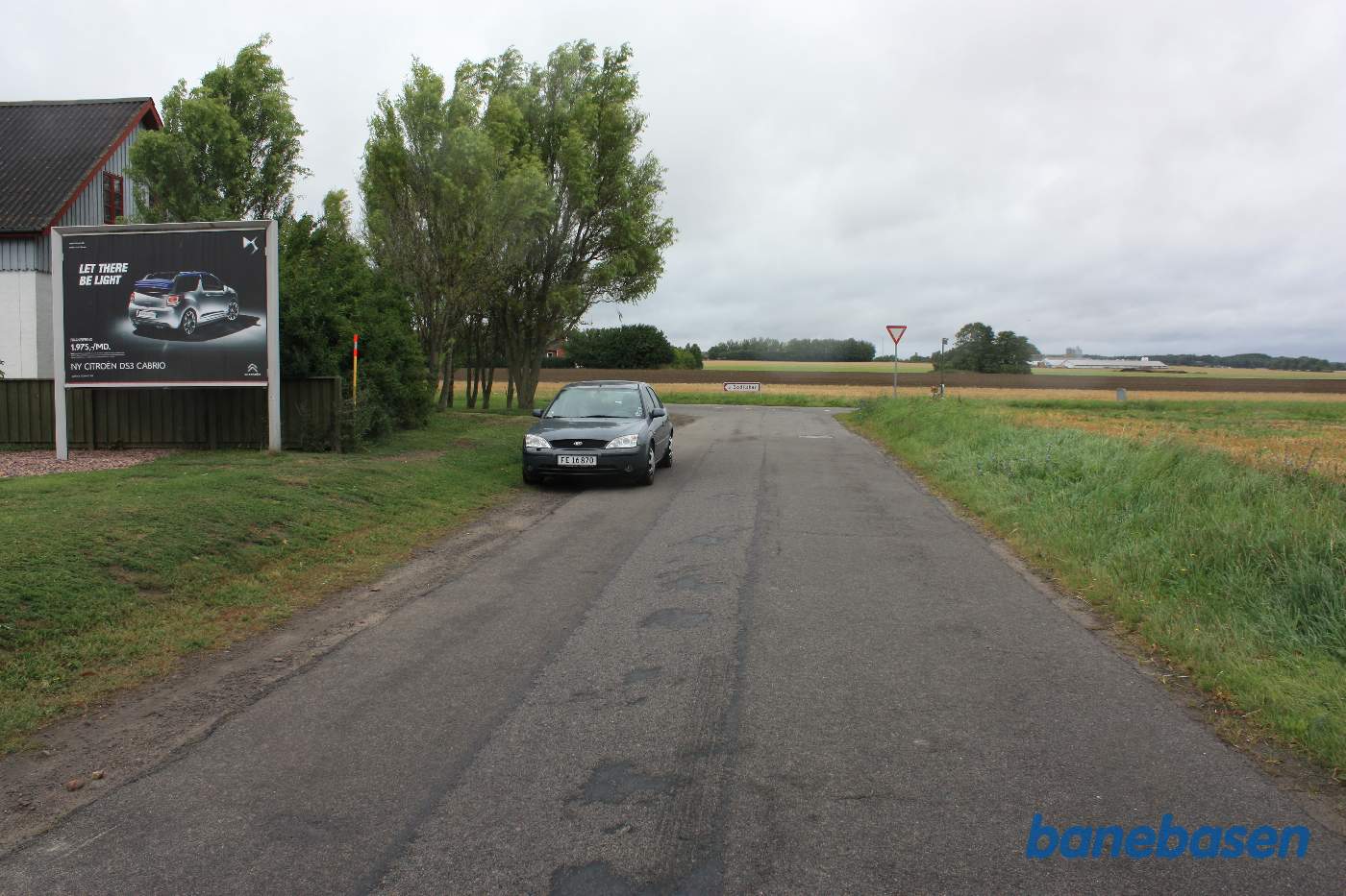 Stationen til venstre. Bilen og skiltet markerer hvor banen krydsede over Vangsbovej Stationen til venstre. Bilen og skiltet markerer hvor banen krydsede over Vangsbovej