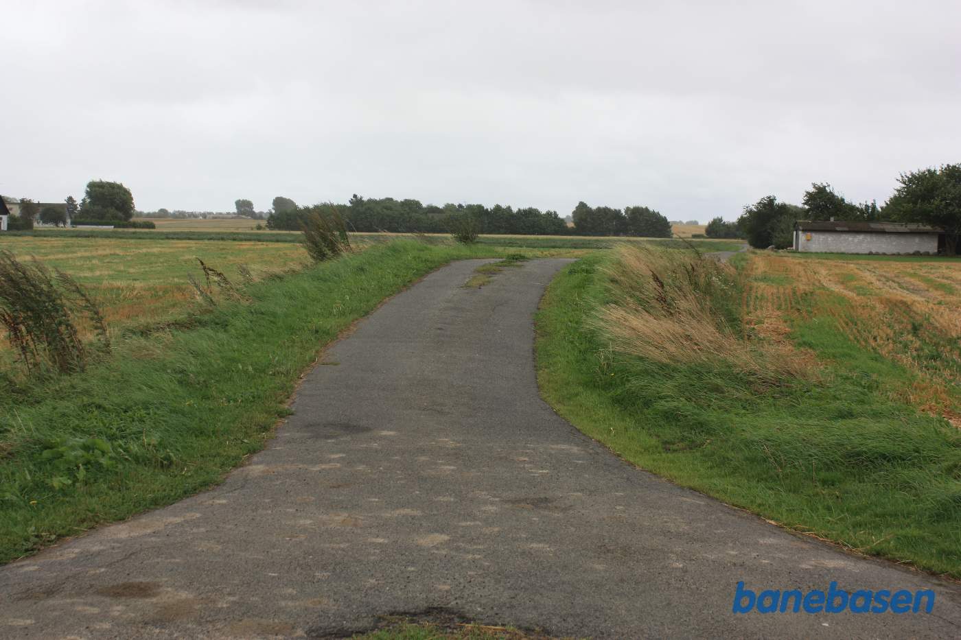 Vi kigger på hvor banen krydsede Mejerigaden. Banedæmningerne på begge sider af vejen er pløjet væk. Nexø til venstre og Rønne til højre
