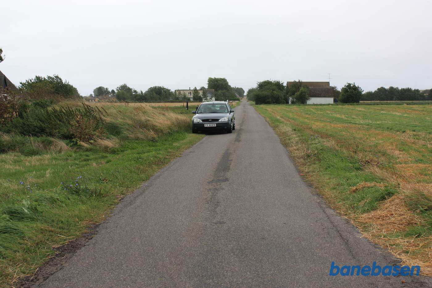 Bilen markerer hvor banen krydsede Gadegårdsvejen. Banedæmningen på højre side af vejen er pløjet væk og vejen rettet ud. Nexø til venstre og Rønne til højre