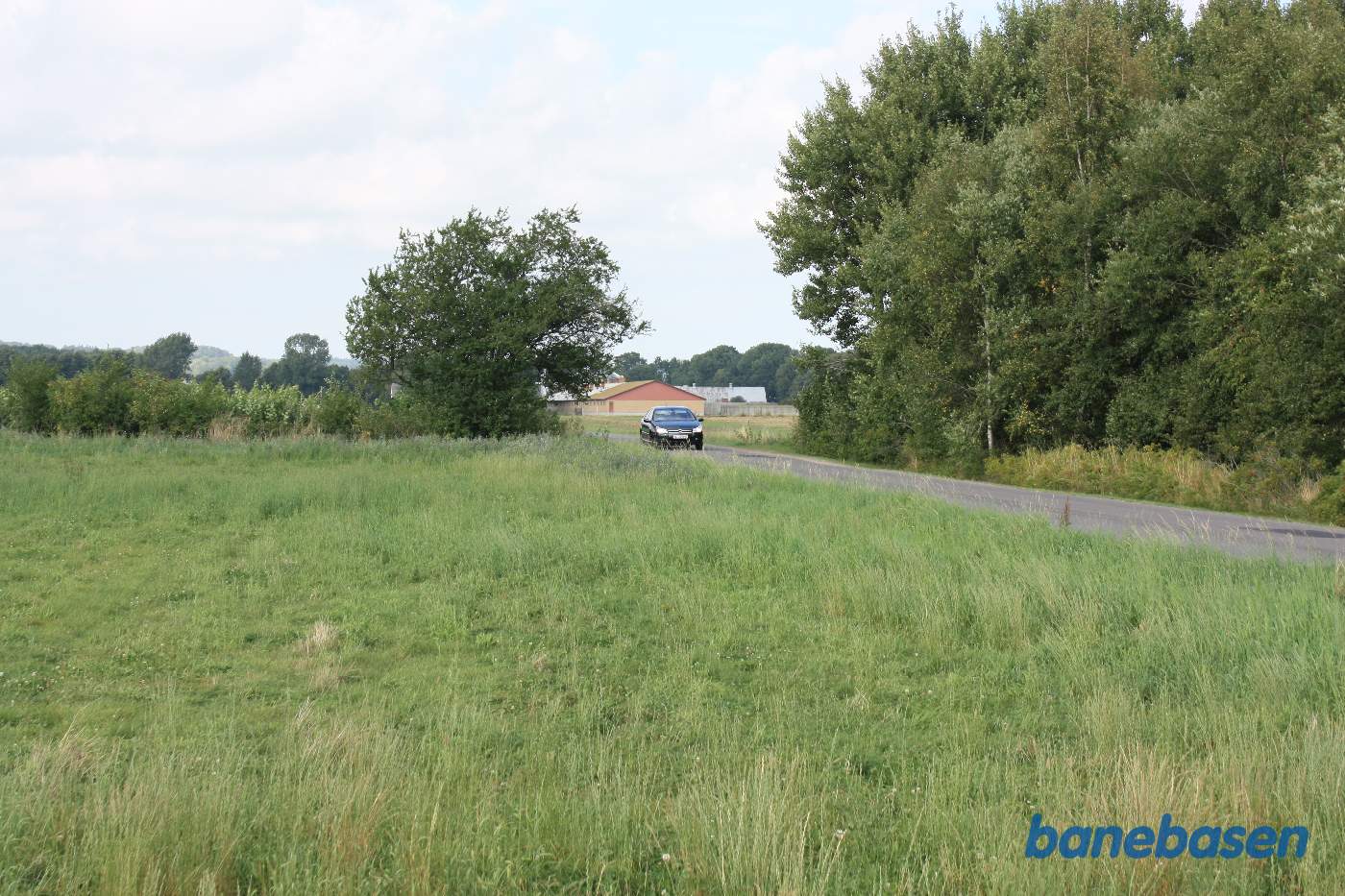 Vi står på Graanakkevej hvor bilen markerer hvor banen krydsede vejen. Rønne til venstre og Nexø til højre Vi står på Graanakkevej hvor bilen markerer hvor banen krydsede vejen. Rønne til venstre og Nexø til højre