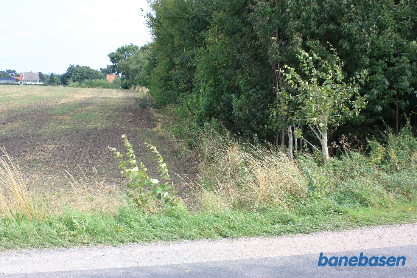 Vi står på Graanakkevej. Banen løb i bevoksningen i retning mod Nexø Vi står på Graanakkevej. Banen løb i bevoksningen i retning mod Nexø