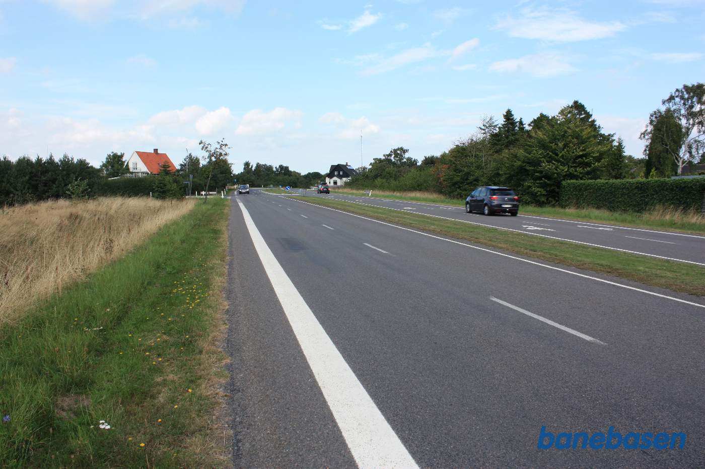 Vi står på Sønder Landevej hvor banen gik, men dengang var der vist ikke nogen stor landevej her. Vi står på Sønder Landevej hvor banen gik, men dengang var der vist ikke nogen stor landevej her.