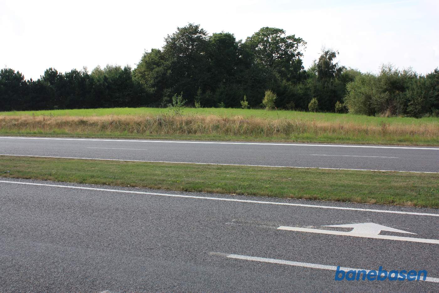 Vi står på Sønder Landevej hvor banen gik og kigger mod Rønne Vi står på Sønder Landevej hvor banen gik og kigger mod Rønne