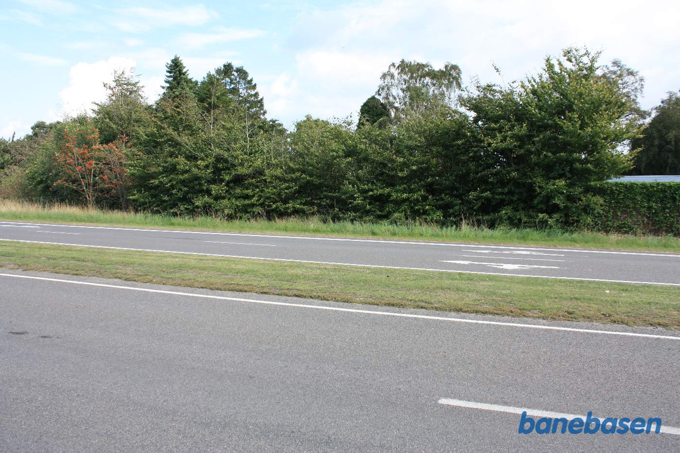 Vi står på Sønder Landevej hvor banen gik og kigger mod Nexø Vi står på Sønder Landevej hvor banen gik og kigger mod Nexø