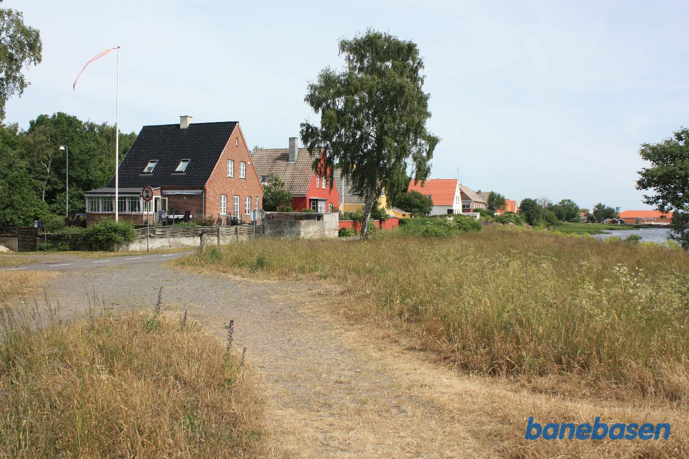 Banen krydsede over stien vi står på og løb langs husrækken ind mod Nexø station Banen krydsede over stien vi står på og løb langs husrækken ind mod Nexø station