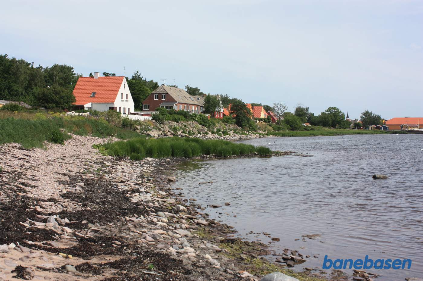 Banen løb langs husrækken oppe på banedæmningen, Nexø station længere fremme Banen løb langs husrækken oppe på banedæmningen, Nexø station længere fremme
