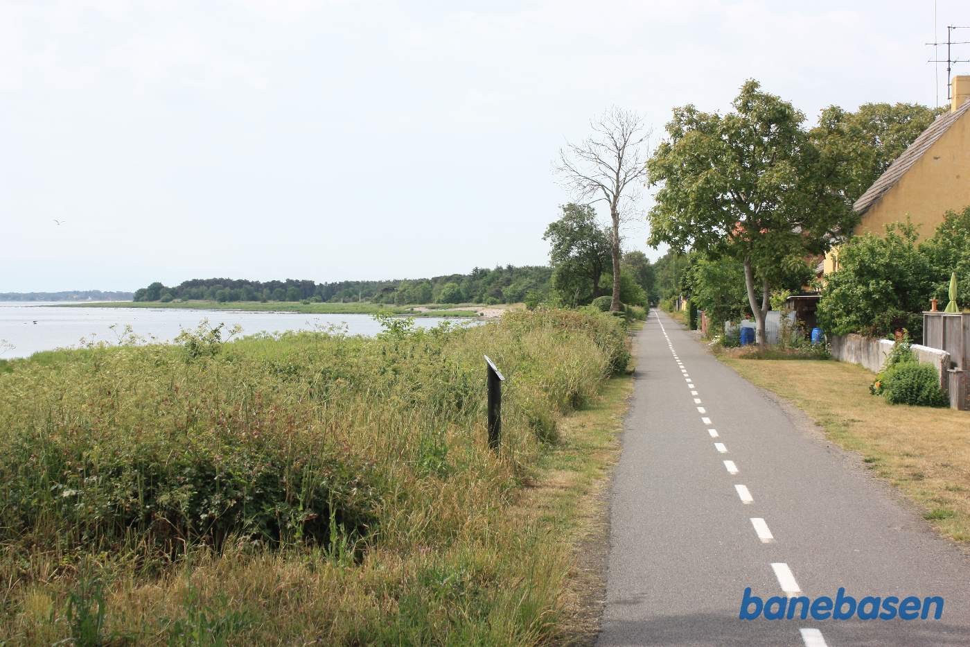 Banestien langs kysten, vi ser i retning af Rønne Banestien langs kysten, vi ser i retning af Rønne