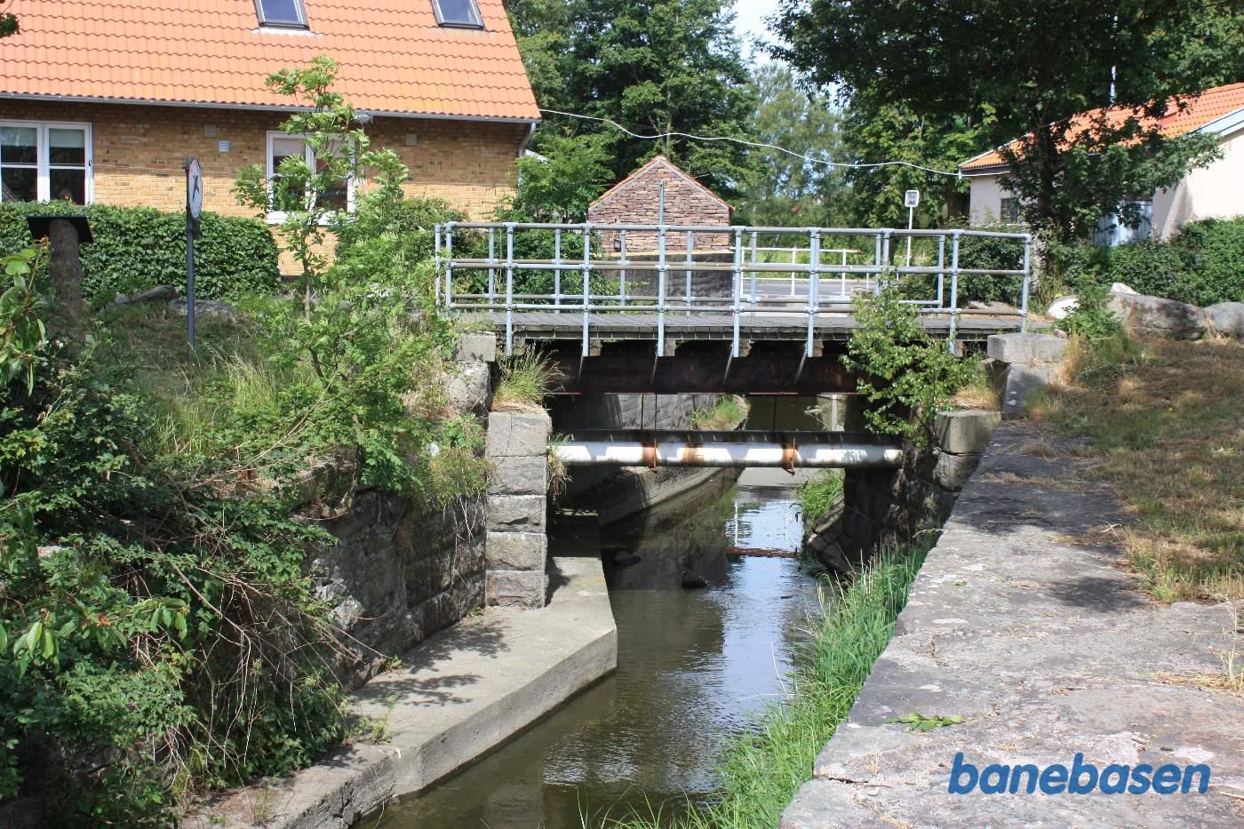 Broen ovre åen set mod land, Rønne til venstre og Nexø til højre Broen ovre åen set mod land, Rønne til venstre og Nexø til højre