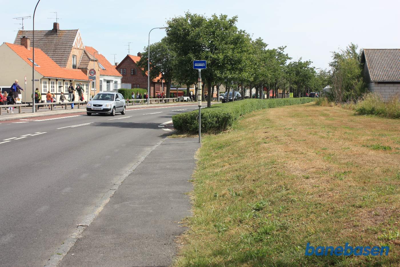 Banen løb ude i højre side af græsplænen i en stor blød bue frem mod Nexø station Banen løb ude i højre side af græsplænen i en stor blød bue frem mod Nexø station