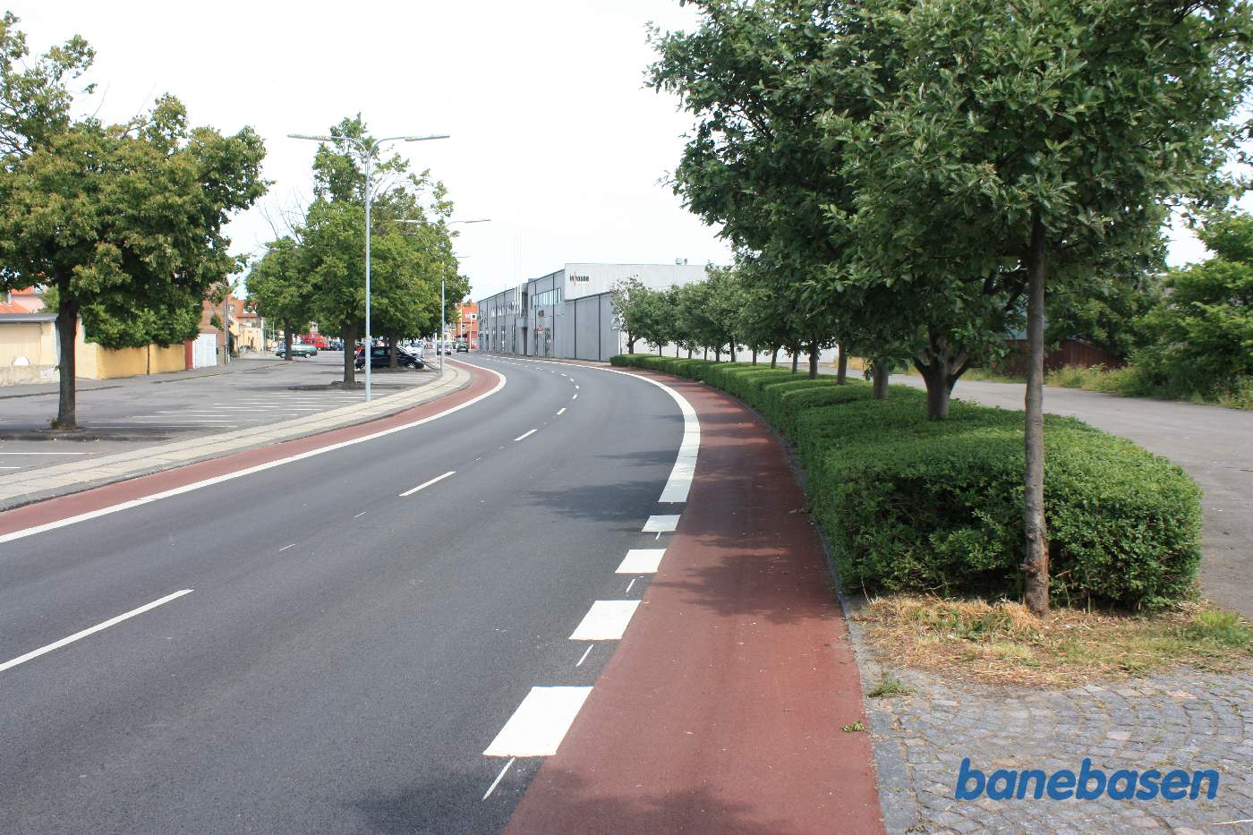 Vi er i stationens indkørselsende og kigger ind på det store stationsområde Vi er i stationens indkørselsende og kigger ind på det store stationsområde