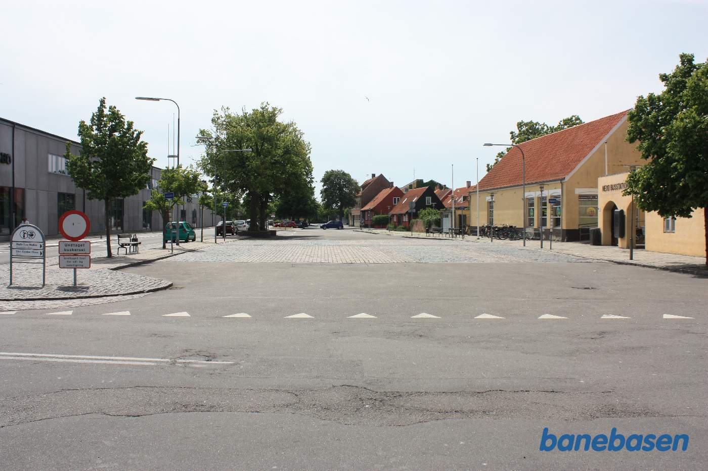 Stationsbygningen lå mellem de store træer og bilen midt i billedet ville have holdt foran stationsbygningen. Hovedvej 158 til venstre er anlagt på sporområdet