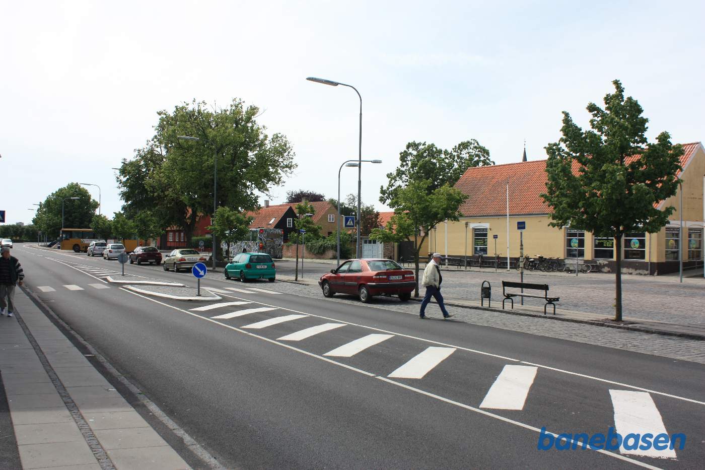 Vi står på sporområdet og kigger på der hvor stationen lå, ved den røde og grønne bil Vi står på sporområdet og kigger på der hvor stationen lå, ved den røde og grønne bil