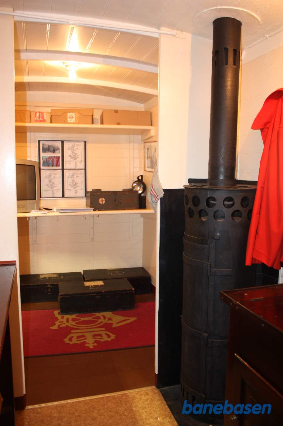 Vi er inde i en af de udstillede vogne med kakkelovn