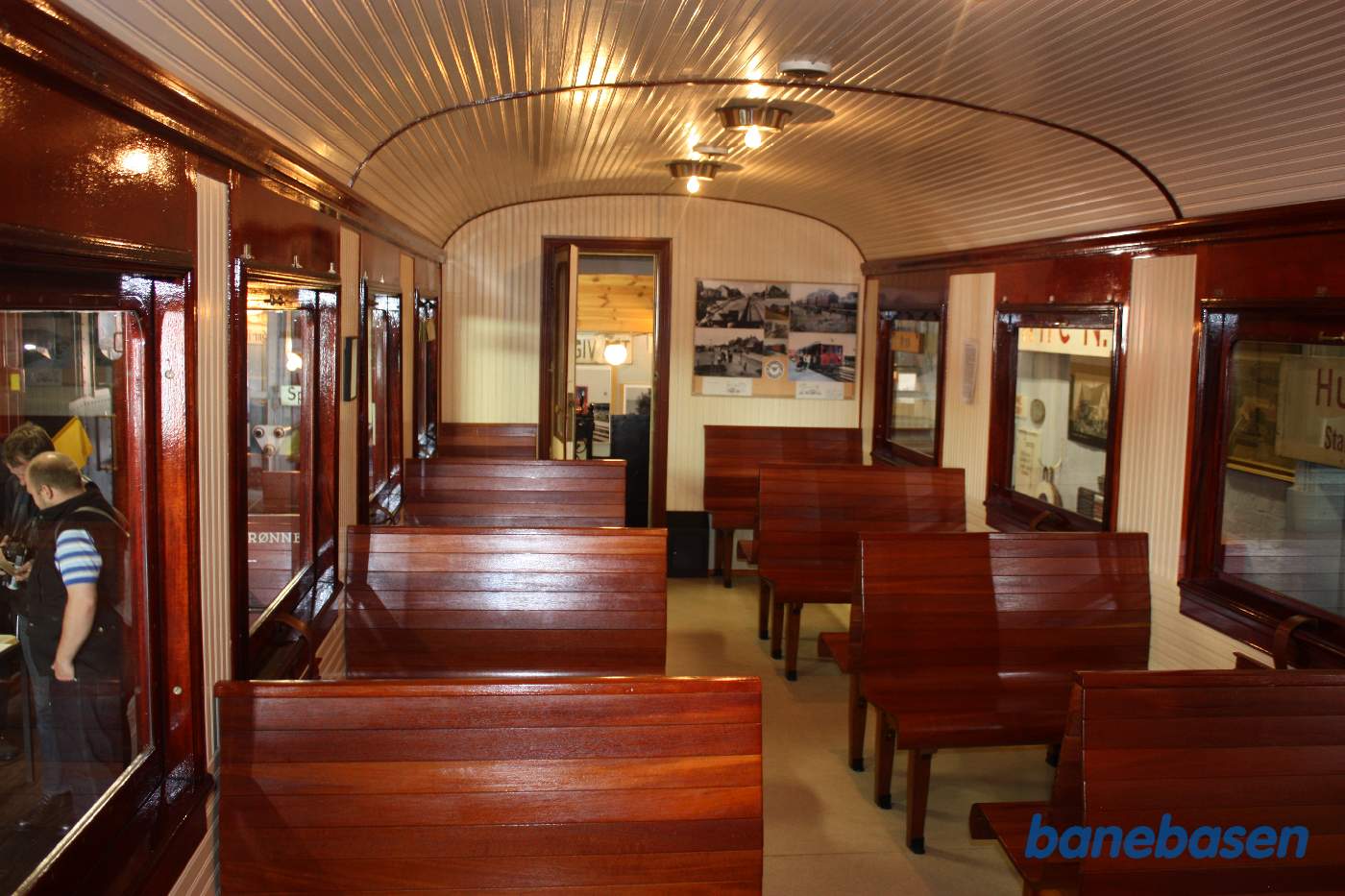 Vi er inde i en af de udstillede personvogne