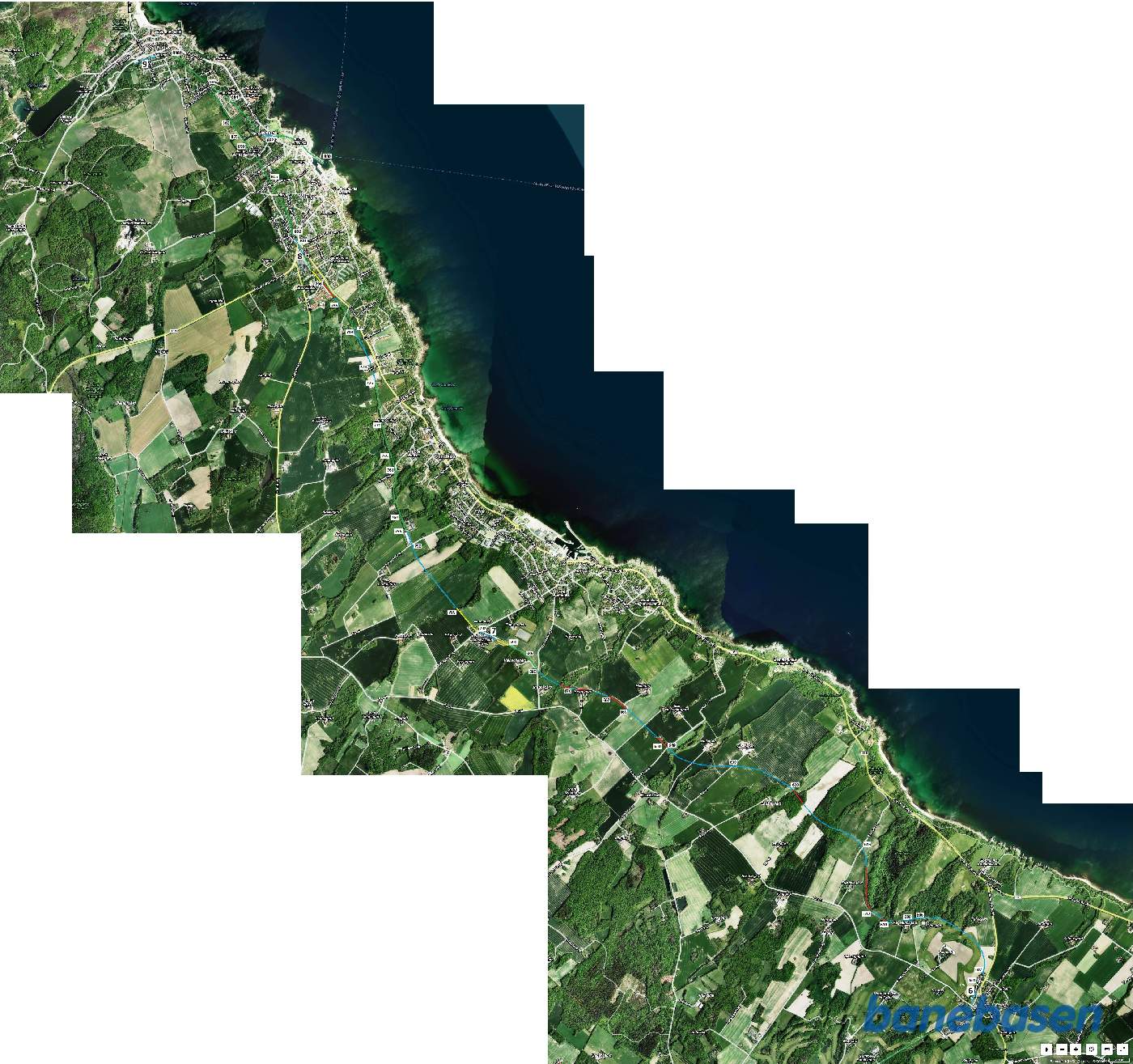 2014 sattelitfoto med DBJ indtegnet. Rø - Sandvig. Numrene på kortet er fotografens geografiske placering, der nu er erstattet af gps-koordinaterne