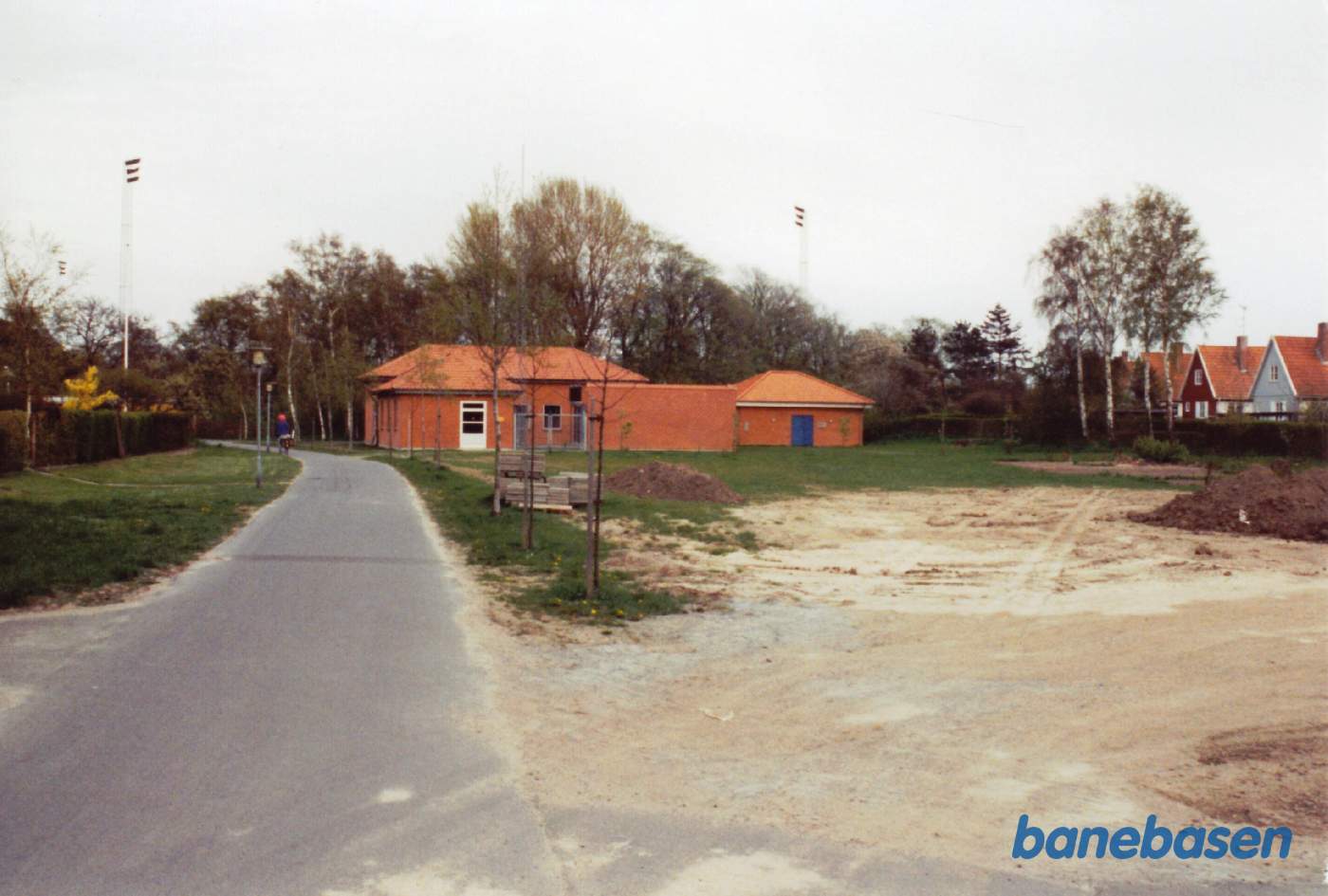 Udkørslen mod Sandvig illustreres af cyklisten