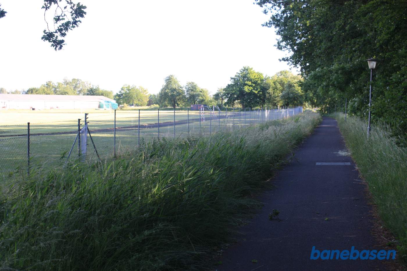 Vi er på banestien og kigger mod Rønne. Almegårds Kaserne ses inde til venstre