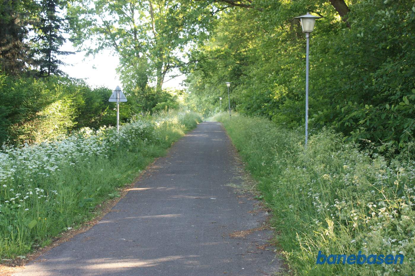 Vi er på Almegårdsvej og kigger mod Rønne. Bakken op indikerer, at vejen efter banens nedlæggelse er gravet ned igen