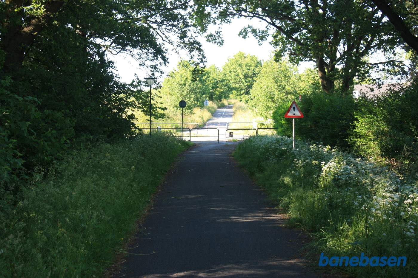Vi er ved Almegårdsvej og kigger mod Sandvig. Bakken ned indikerer, at vejen efter banens nedlæggelse er gravet ned igen